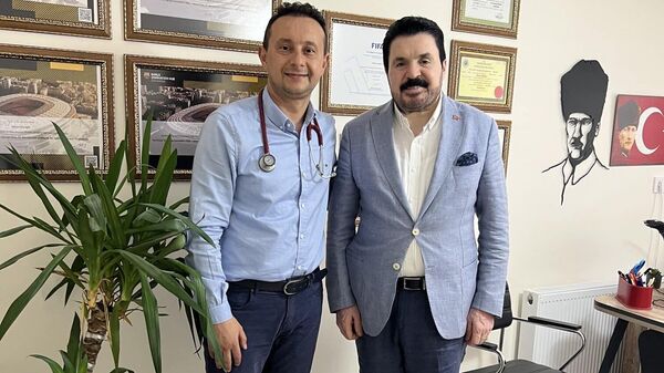 Aydın'da geçirdiği kalp krizi sonrası ADÜ Uygulama ve Araştırma Hastanesi’ne kaldırılarak anjiyo yapılan eski Ağrı Belediye Başkanı Savcı Sayan  - Sputnik Türkiye