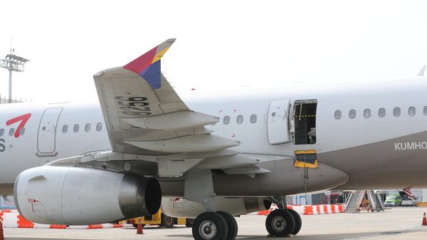 Güney Kore’nin en büyük havayolu şirketlerinden Asiana Airline Inc., yolcu uçağı havadayken acil durum kapısının bir yolcu tarafından açılmasının ardından acil çıkışındaki koltuklar için bilet satışını durdurdu. - Sputnik Türkiye