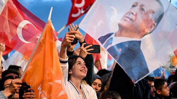 Cumhurbaşkanı Erdoğan'ı destekleyenler seçim sonuçlarını kutladı  - Sputnik Türkiye