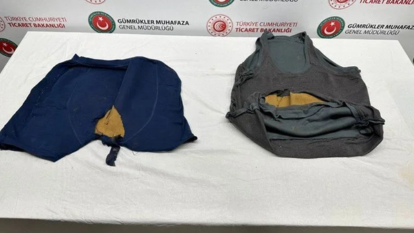 Ticaret Bakanlığı Gümrük Muhafaza ekiplerince, Sabiha Gökçen Havalimanı'nda kıyafetlere emdirilmiş yaklaşık 5 kilogram altına el konuldu. - Sputnik Türkiye