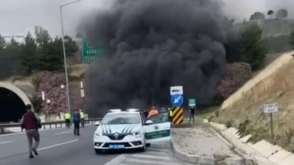 İzmir'deki Bayraklı Tünelleri'nde tır yandı: 17kişi dumandan etkilendi - Sputnik Türkiye