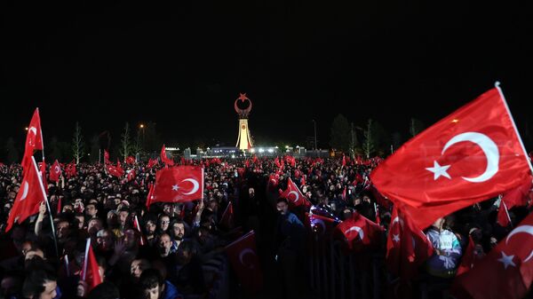 Yüksek Seçim Kurulu (YSK) da kesin sonuçlar neticesinde Recep Tayyip Erdoğan'ın yeniden Cumhurbaşkanı seçildiğini ilan etti. - Sputnik Türkiye