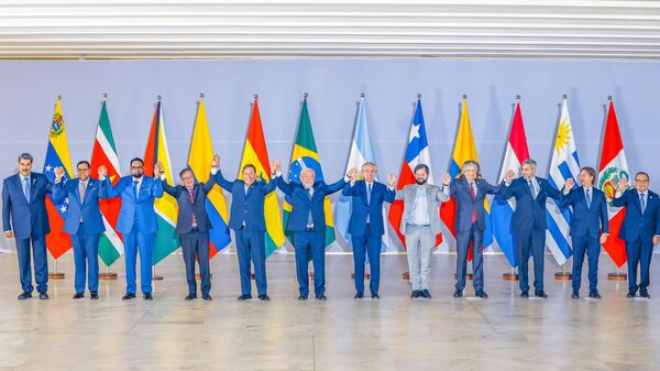 Brezilya Devlet Başkanı Lula da Silva'nın (soldan 6.) evsahipliğinde Güney Amerika Uluslar Birliği'nin (UNASUR) eski ve halihazırdaki üyesi 12 ülkenin liderinin katıldığı zirvenin aile fotoğrafı - Sputnik Türkiye