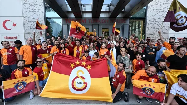 New York'ta şampiyonluk kutlamaları: Türkevi'ne dev Galatasaray bayrağı asıldı - Sputnik Türkiye