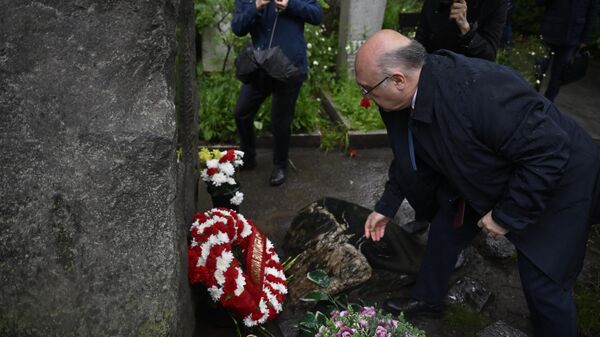 Şair Nazım Hikmet'in ölümünün 60'ıncı yılı dolayısıyla Rusya'nın başkenti Moskova'daki mezarı başında anma etkinliği yapıldı - Sputnik Türkiye