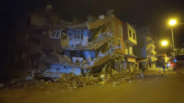 Hatay'da depremde zarar gören bina gece saatlerinde çöktü - Sputnik Türkiye