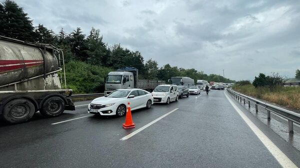 Anadolu Otoyolu'nda 10 aracın karıştığı zincirleme kazada 4 kişi yaralandı - Sputnik Türkiye