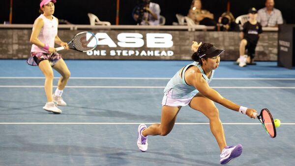 Fransa Açık (Roland Garros) Grand Slam Tenis Turnuvası'nda çift kadınlar kategorisinde mücadele eden Miyu Kato ile Aldila Sutjiadi, oyun durduğu sırada Kato'nun vurduğu topun, toplayıcı çocuğa isabet etmesi sonucu diskalifiye edildi. - Sputnik Türkiye