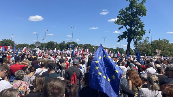 Polonya'da en büyük muhalefet partisi olan Sivil Platform'un (PO) lideri ve eski Başbakan Donald Tusk, bugün yaptığı çağrıyla 500 bin kişinin Varşova meydanlarında toplandığını bildirdi. - Sputnik Türkiye
