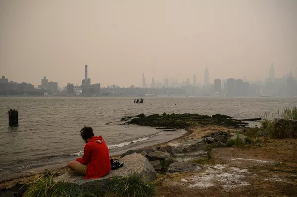 Gün boyu puslu havaya sebep olan New York ve New Jersey bölgelerindeki yangın dumanlarının kokusu hissedilirken, yetkililer, özellikle kalp, akciğer ve solunum yollarına bağlı rahatsızlığı olanları dışarı çıkmama konusunda uyarıyor.New York Eyaleti Çevre Koruma Departmanı da, New York, Bronx, Brooklyn, Queens ve çevrelerinde bulunan banliyölerde hava kalite sağlık uyarısı yaparak vatandaşlardan gerekli önlemleri almalarını istedi. - Sputnik Türkiye