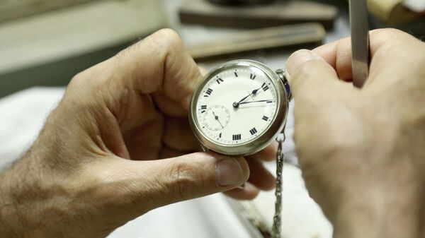 53 yıllık saat tamircisi: Zamanı tamir edip geri alabilseydim 53 yıl geri gitmek isterdim - Sputnik Türkiye