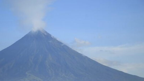 Mayon Yanardağı'nda volkanik hareketlilik: Alarm seviyesi 3’e çıkarıldı - Sputnik Türkiye
