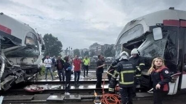 Samsun'da tramvaylar kafa kafaya çarpıştı: 1'i ağır 14 yaralı - Sputnik Türkiye