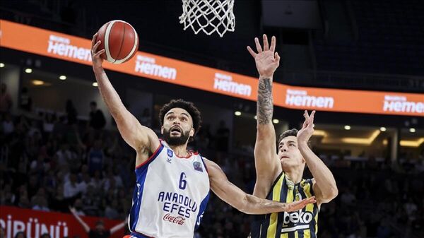 Türkiye Sigorta Basketbol Süper Ligi play-off yarı final serisi 4. maçında konuk ettiği Fenerbahçe Beko'yu 87-78 yenen Anadolu Efes, seriyi 3-1 kazanarak ilk finalist oldu. - Sputnik Türkiye