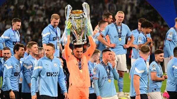 UEFA Şampiyonlar Ligi 2022-2023 sezonu final karşılaşmasında Manchester City ile Inter takımları Atatürk Olimpiyat Stadı’nda karşılaştı. Maç sonunda İtalya ekibi Inter'i 1-0 mağlup eden İngiltere temsilcisi Manchester City, kupasını aldı. Manchester City kalecisi Ederson kupayı kaldırdı. - Sputnik Türkiye