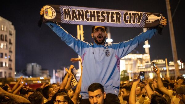 Manchester City'nin şampiyonluğu Taksim'de kutlandı - Sputnik Türkiye