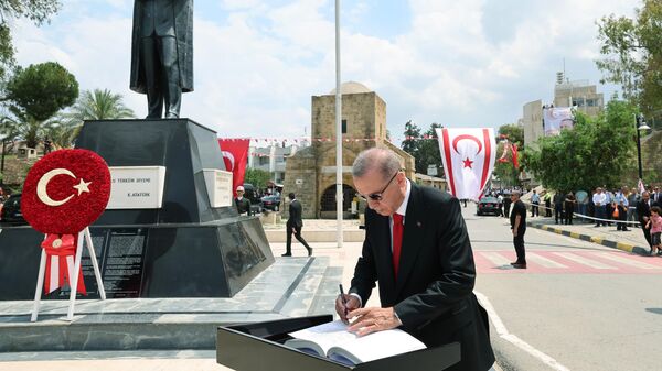 Cumhurbaşkanı Erdoğan, Lefkoşa Atatürk Anıtı'nı ziyaret etti - Sputnik Türkiye