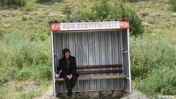'Aşık Ecevit’in yeri': 24 yıldır aynı durakta sevdiği kadını bekliyor - Sputnik Türkiye