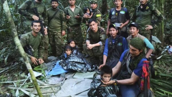 Kolombiya Silahlı Kuvvetleri, 1 Mayıs'taki uçak kazası sonucu Amazon yağmur ormanlarında 40 gün mahsur kaldıktan sonra, aç ve susuz halde, askerler tarafından bulunan 4 yerli çocuğun görüntülerini yayımladı. - Sputnik Türkiye