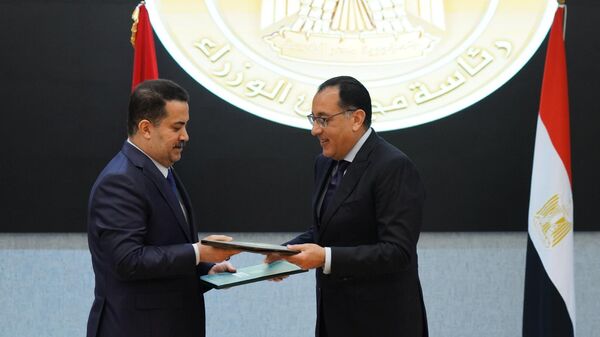 Irak Başbakanı Muhammed Şiya es-Sudani (solda), resmi temaslarda bulunmak üzere geldiği Mısır'ın başkenti Kahire'de, Mısır Başbakanı Mustafa Medbuli (sağda) ile bir araya geldi. İkili, Görüşmenin ardından iki ülke arasında farklı alanlarda 11 anlaşma imzaladı. - Sputnik Türkiye