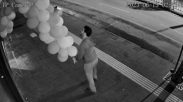 Dükkanın önünde asılı duran balonlar çalındı - Sputnik Türkiye