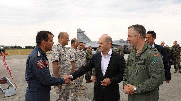 Almanya Başbakanı Olaf Scholz, Almanya'da süren NATO tarihinin en büyük hava tatbikatı Air Defender 2023'ü ziyaretinde, Türk F-16 filosunu komuta eden Birlik Yer Değiştirme Komutanı Hava Pilot Kurmay Albay Ersin Özmen ve beraberindeki askerlerle bir araya geldi. - Sputnik Türkiye