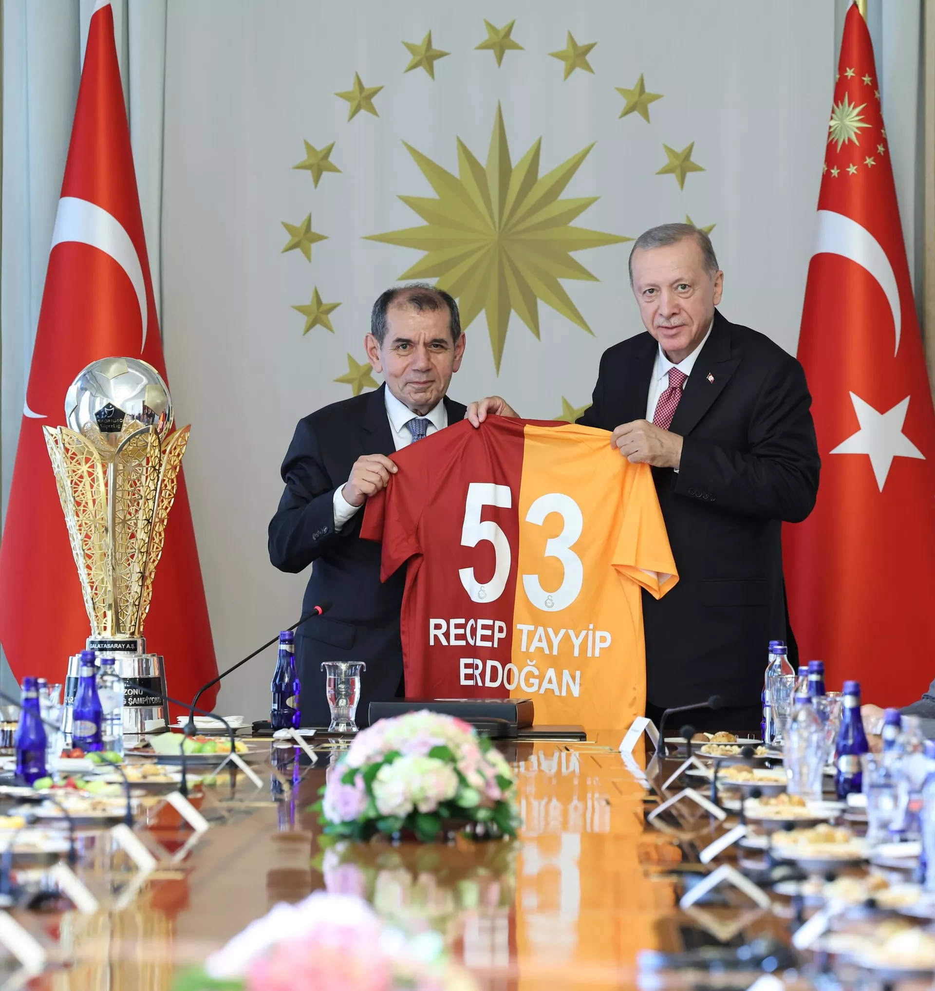 Cumhurbaşkanı Recep Tayyip Erdoğan, Spor Toto Süper Lig'de 2022-2023 sezonunu şampiyon tamamlayan Galatasaray futbol takımı yönetici, teknik heyet ve futbolcularını Vahdettin Köşkü'nde kabul etti. - Sputnik Türkiye, 1920, 16.06.2023