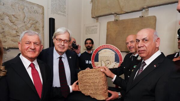 Irak, en az 40 yıl sonra İtalya’dan geri aldığı 2 bin 800 yıllık taş tableti sergilemeye başladı. - Sputnik Türkiye