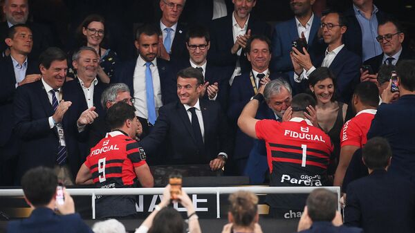 Fransa Cumhurbaşkanı Emmanuel Macron, Stade de France'da oynanan Fransa Top 14 Ragbi şampiyonası finalini La Rochelle'i 29-26 yenerek kazanan Stade de Toulouse takımı oyuncularını tebrik ederken - Sputnik Türkiye