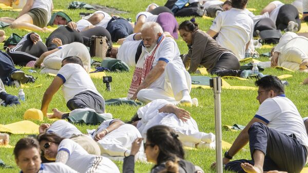 Hindistan Başbakanı Narendra Modi, ABD ziyaretinin başlangıcında BM Genel Merkezi bahçesinde yoga yaptı. - Sputnik Türkiye