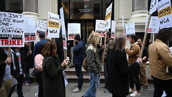 Amerikan Senaristler Birliği'nin (WGA) başlattığı grev yaklaşık 50 gündür devam ederken, çok sayıda Hollywood senaristi Los Angeles'ta gösteri düzenledi. - Sputnik Türkiye