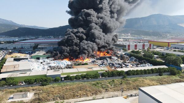  Manisa'da bir fabrikada çıkan yangına müdahale ediliyor - Sputnik Türkiye