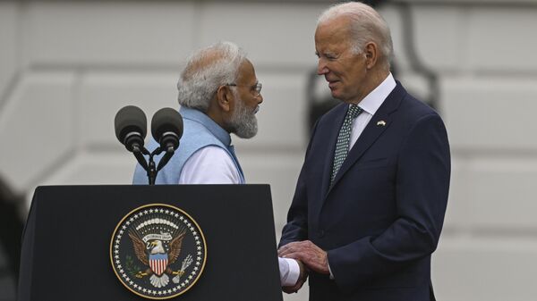  Hindistan Başbakanı Narendra Modi (solda), ABD Başkanı Joe Biden (sağda) - Sputnik Türkiye