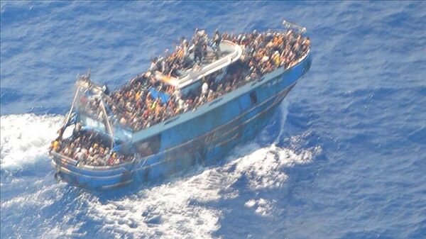 Aralarında kadınlarla çocukların da bulunduğu Pakistanlı, Mısırlı, Suriyeli Afgan ve Filistinli yüzlerce göçmen taşırken Yunanistan'ın Mora Yarımadası açıklarında batan tekne - Sputnik Türkiye