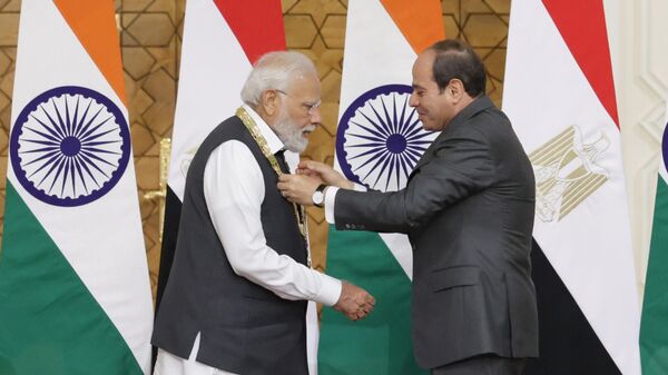 Mısır Cumhurbaşkanı Abdülfettah Sisi, Hindistan Başbakanı Narendra Modi'ye Mısır'ın en yüksek nişanı olan Nil Nişanı'nı takarken - Sputnik Türkiye