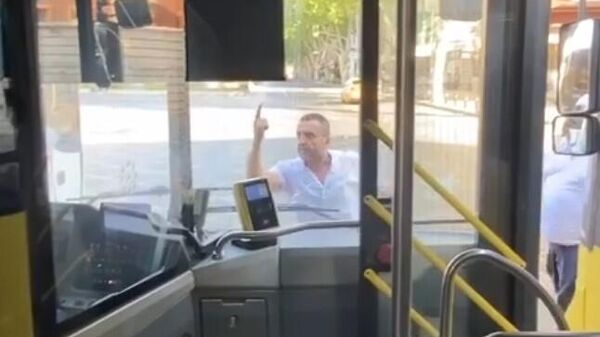 İETT otobüs şoförü aynasına çarpan başka bir İETT şoförüne balta ile saldırdı - Sputnik Türkiye