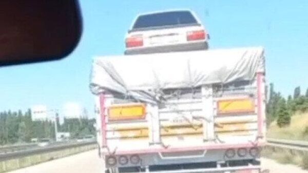Yüklü kamyonun üzerinde otomobil taşıdı - Sputnik Türkiye