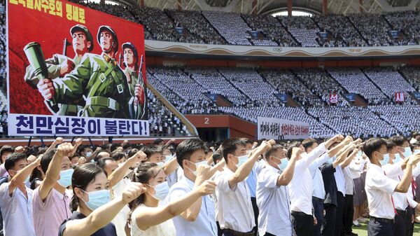 Kuzey Koreliler, Kore Savaşı'nın 73. yıl dönümünde ABD karşıtı gösteri düzenledi - Sputnik Türkiye