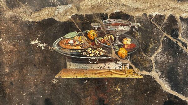 İtalya'nın Napoli şehrine yakın Pompeii Arkeoloji Parkın'nın Regio IX bölgesinde yürütülen kazıların ortaya çıkardığı fresk, pizzanın atasının tasviri olarak değerlendirildi.  - Sputnik Türkiye