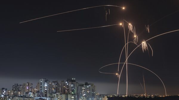 İsrail'in güneyindeki Aşkelon kentinde Demir Kubbe füze savunma sistemi, Gazze'den atılan roketlerin bir kısmını havada imha ederken - Sputnik Türkiye