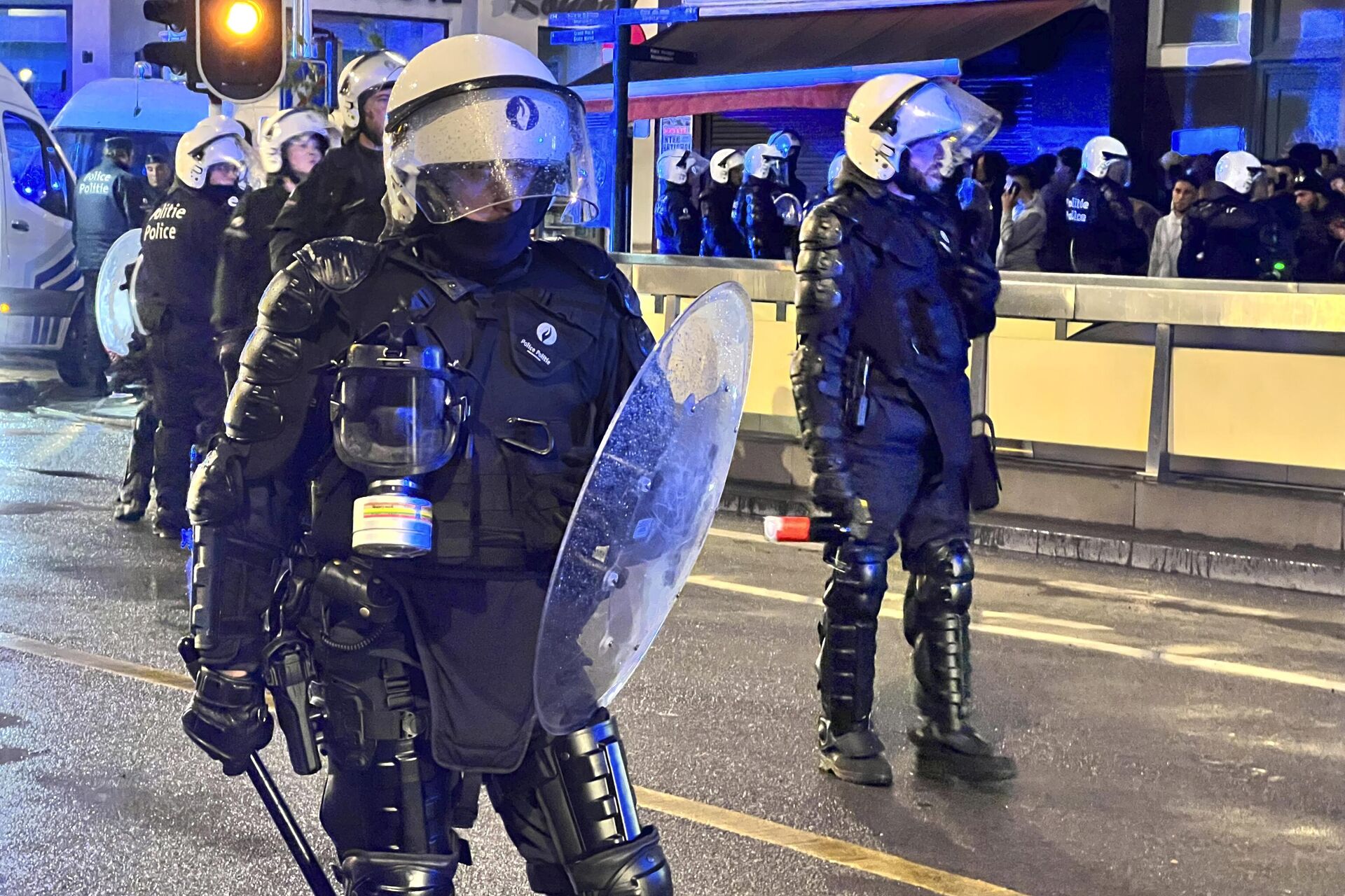 Belçika'nın başkenti Brüksel'de, Fransa'da genç sürücünün öldürülmesi nedeniyle düzenlenen protestolara destek vermek için eylem yapan gruptakiler bazı araçları ateşe verdi. Gruba müdahale eden polis bazı kişileri gözaltına aldı. - Sputnik Türkiye, 1920, 30.06.2023