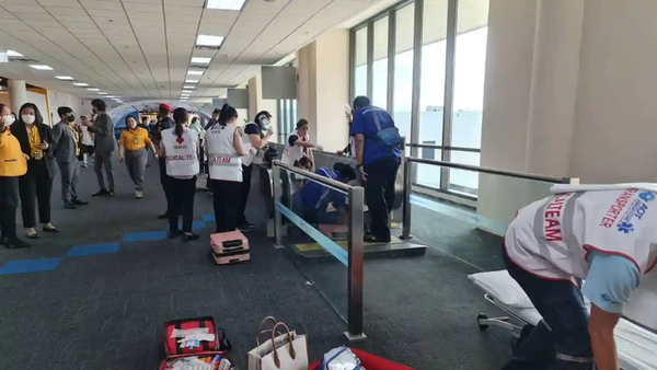 Tayland'da bir kadın yolcu, havalimanındaki yürüyen yola ayağını feci şekilde kaptırdı.  - Sputnik Türkiye