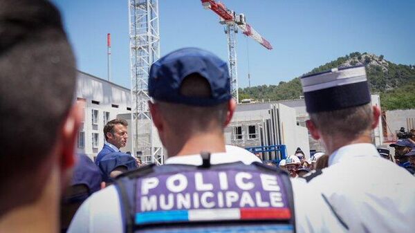Marsilya'daki bir etkinlikte konuşan  Fransa Cumhurbaşkanı Emmanuel Macron'u dinleyen polisler - Sputnik Türkiye