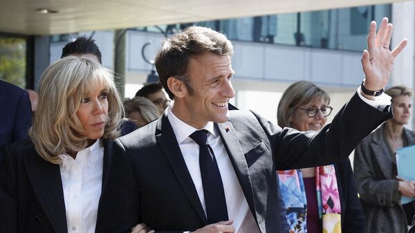 Fransa Cumhurbaşkanı Emmanuel Macron ve eşi Brigitte Macron - Sputnik Türkiye