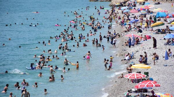 Muğla ve Antalya sahillerinde bayramın üçüncü gününde de yoğunluk - Sputnik Türkiye