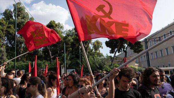 Yunanistan'ın başkenti Atina'daki Fransız Büyükelçiliği binasının önünde toplanan Yunanistan Komünist Partisi Gençlik Kolları üyeleri, Fransa'da birkaç gündür devam eden protestolarla dayanışma gösterisi düzenledi - Sputnik Türkiye