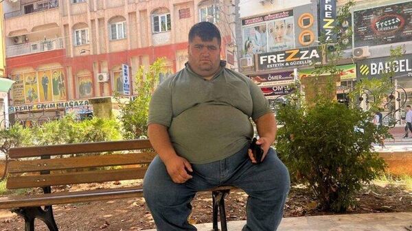 180 kiloya ulaşan engelli genç yetkililerden yardım istedi - Sputnik Türkiye