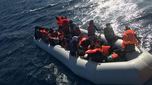 AB'ye sığınmak için Türkiye'den Yunanistan'a geçmek isteyen göçmenler, Ege Denizi'ni botla geçmeye çalışırken - Sputnik Türkiye