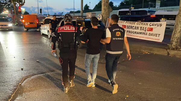İstanbul'un birçok ilçesinde düzensiz göçmenlere yönelik denetim gerçekleştirildi. - Sputnik Türkiye