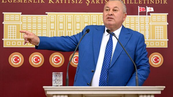 Demokrat Parti (DP) İstanbul Milletvekili Cemal Enginyurt, Meclis'te düzenlediği basın toplantısında açıklamalarda bulundu. - Sputnik Türkiye